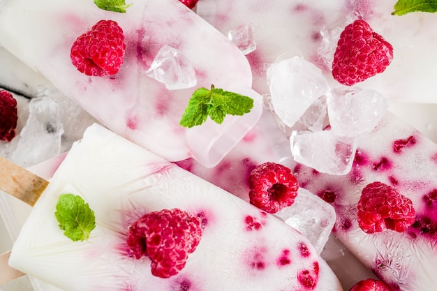 Sobremesas doces de verão, picolés caseiros de sorvete orgânico de framboesa e iogurte