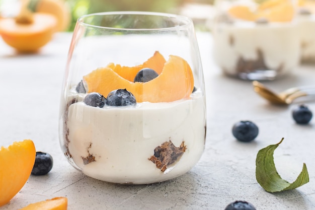 Sobremesas em camadas com pão de ló, creme e pêssego