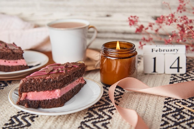 Sobremesas festivas e delicadas do dia dos namorados pedaços de bolo de chocolate cereja xícaras de café e texto 14 de fevereiro estética