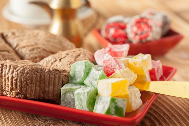 Sobremesas orientais tradicionais em cima da mesa