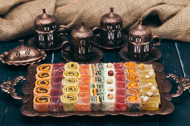 Sobremesas orientais tradicionais em madeira