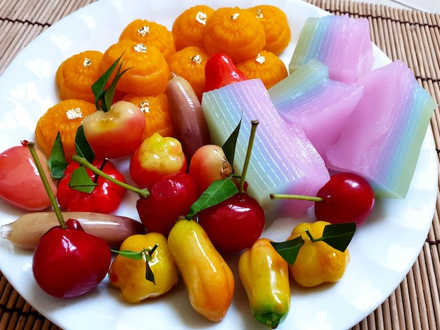 Sobremesas tailandesas doces e coloridas, como frutas de imitação deletáveis Sobremesa de camada tailandesa