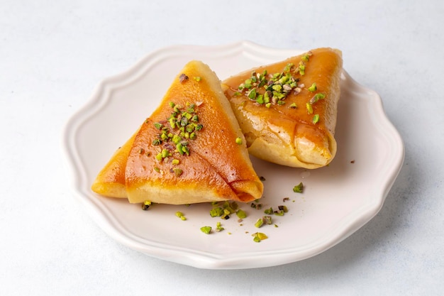 Sobremesas turcas tradicionais creme sobremesa triangular sobremesa albanesa nome turco Arnavut tatlisi ou muhallebili muska tatlisi