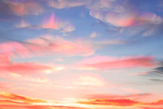 Sobreponha várias fotos em um lapso de tempo. Nuvens de aquarela coloridas no céu
