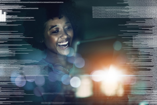 Sobreposição digital mulher negra de negócios e inovação em tecnologia de tablet bokeh leve para análise de mercado de ações fintech de rede Futuro de sucesso e garota de big data em software de tecnologia da informação