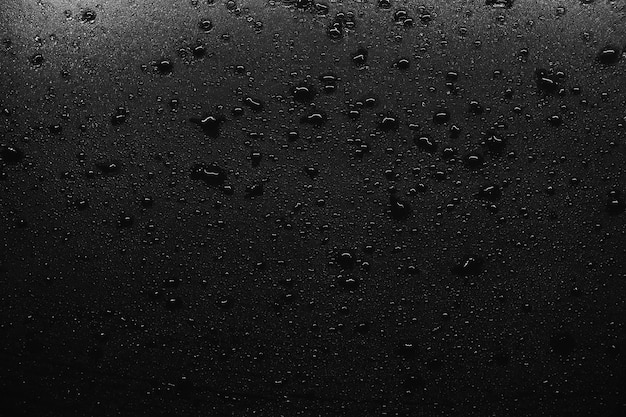 sobreposição realista de gotas de água fundo preto e molhado