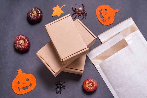 Sobres acolchados y cajas de cartón para regalo de Halloween.