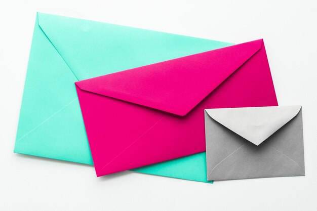 Sobres de papel en blanco sobre fondo plano de mármol carta de correo de vacaciones o diseño de mensaje de tarjeta postal