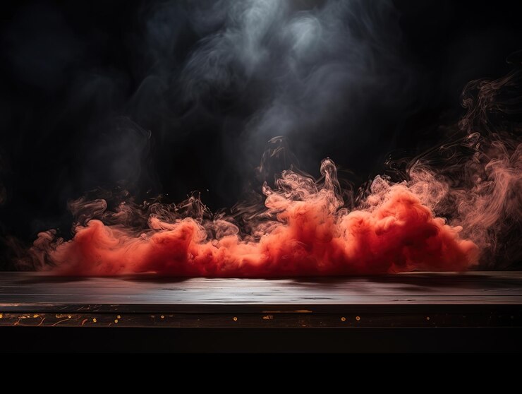 Sobresaliente niebla en la oscuridad humo y niebla en una mesa de madera fondo abstracto de Halloween