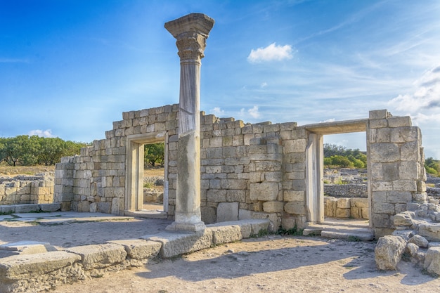 Sobrevivir en la columna de Basílica en Chersonesos en Crimea.