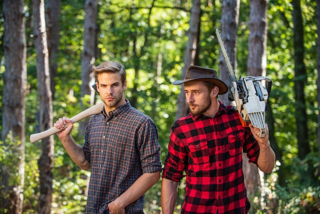 Sobrevivir en la naturaleza salvaje. humanos y naturaleza. hombres de senderismo en madera. cazadores furtivos en el bosque. deforestación. guardabosques o cazadores furtivos. hombre forestal uso sierra y hacha. buscar leña para fogatas de picnic. Ven conmigo.