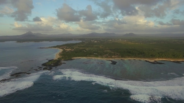 Sobrevoando a ilha maurícia e as águas rasas