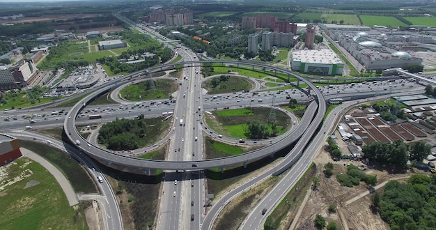 Sobrevoando um cruzamento movimentado com tráfego de transporte circular na Rússia, Moscou