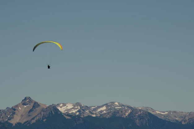 Sobrevoe a serra de parapente em bariloche