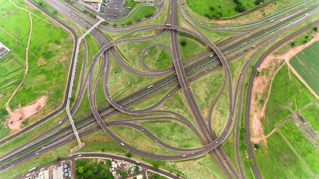 Sobrevuelo por el complejo cruce de carreteras. Día soleado. Brasil moderno.