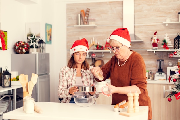 Sobrina en el día de Navidad haciendo galletas con la abuela