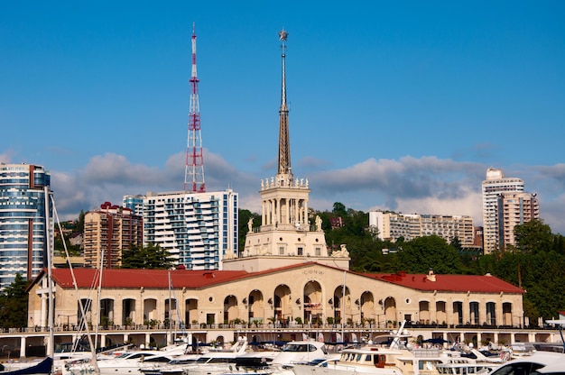 Sochi Rusia 1 de junio de 2021 Estación marina Puerto de Sochi Krasnodar Krai Rusia Puerto marítimo en Sochi Rusia