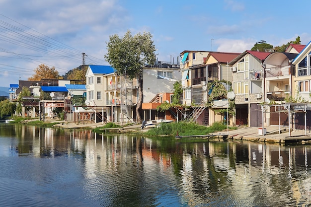 Sochy, Rússia - 14 de setembro de 2020: a margem do rio Dagomys é inteiramente construída com pequenas cabanas com garagens para barcos