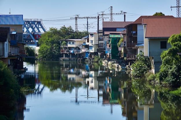 Sochy, Rússia - 14 de setembro de 2020: a margem do rio Dagomys é inteiramente construída com pequenas cabanas com garagens para barcos