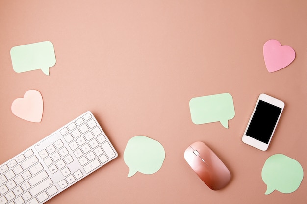 Social Media-Konzept Flatlay mit Tastatur, Telefon, Maus