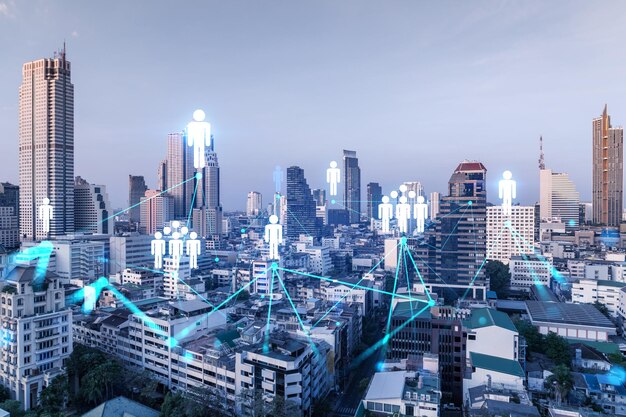 Social-Media-Symbole Hologramm über Panorama-Stadtansicht von Bangkok Asien Das Konzept der Vernetzung und Verbindungen von Menschen Doppelbelichtung