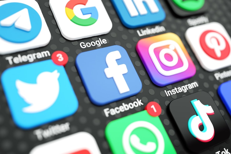 Foto social-media-symbole und logos auf dem handy-bildschirm 3d