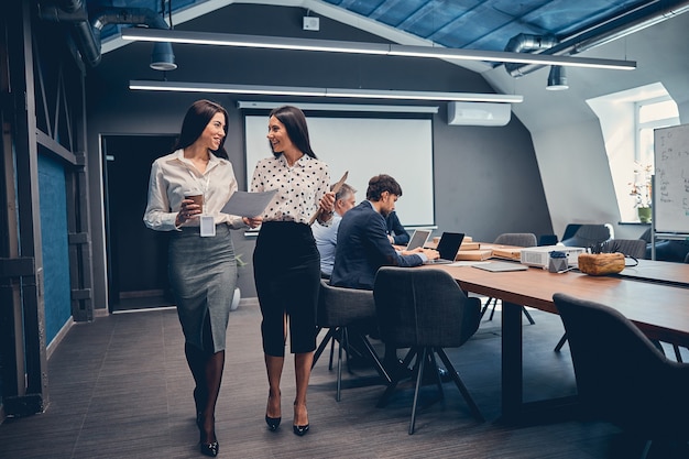 Foto socio comercial de pie en la empresa y discutiendo sobre algunos trámites