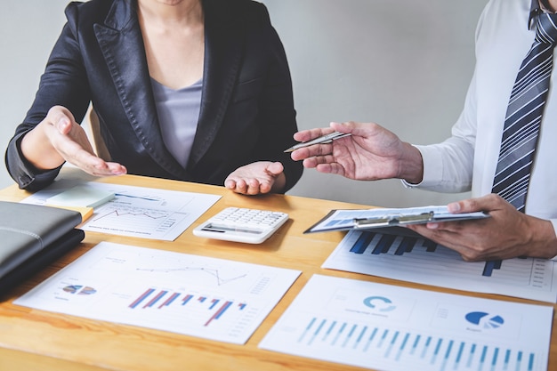 Foto socio comercial profesional que discute la planificación de ideas y el proyecto de presentación en el trabajo de reunión y el análisis en el espacio de trabajo, financiero y de inversión, el trabajo en equipo colaborativo analiza los datos