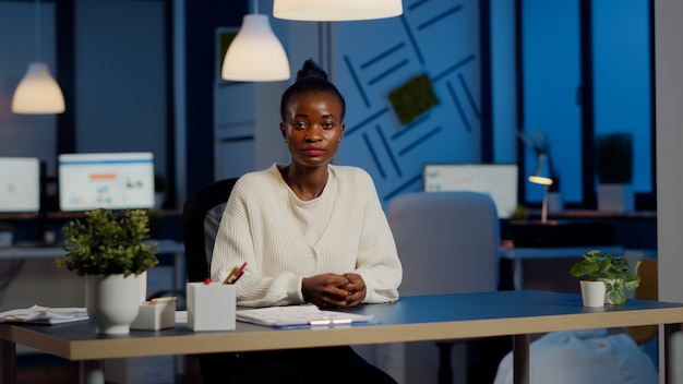 Socio de escucha mujer gerente negro durante la videoconferencia