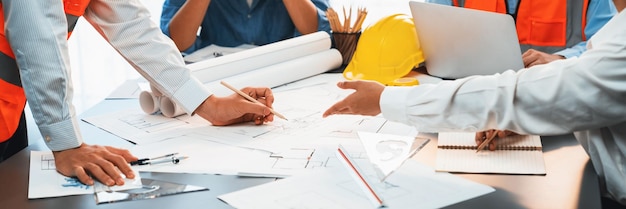 Socio ingeniero dibujando y trabajando juntos en el diseño de planos en una mesa de oficina para un proyecto de construcción de edificios arquitectónicos Arquitecto redactando el diseño de planes interiores Insight