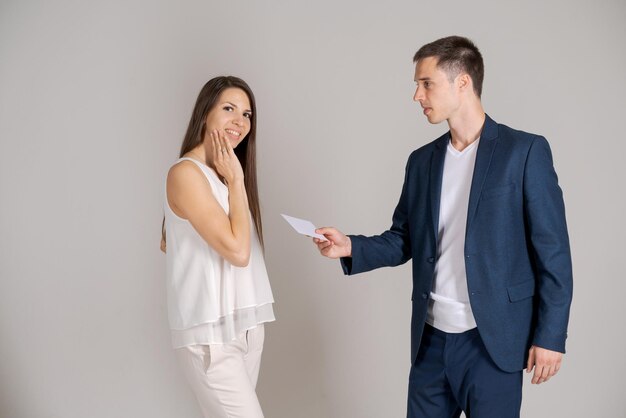 Socio de negocios da certificado a mujer feliz sobre fondo gris caucásico