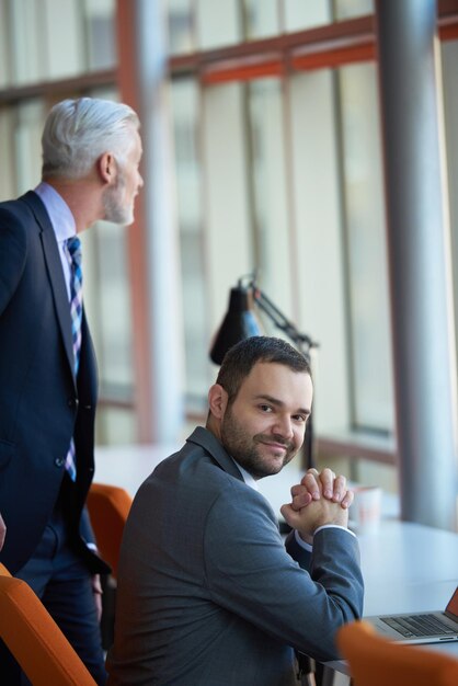 Foto socios comerciales, concepto de asociación con dos apretones de manos de hombres de negocios