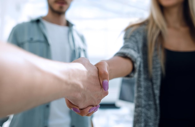 Socios comerciales dándose la mano después de una transacción exitosa