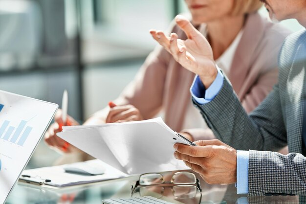 Socios comerciales discutiendo un primer plano de documento comercial