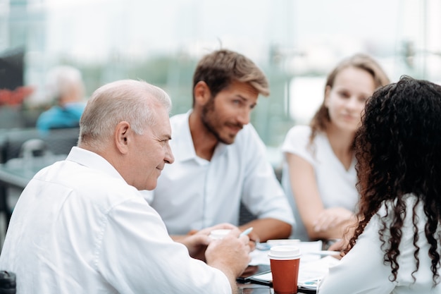 Socios comerciales discutiendo los puntos del nuevo contrato.