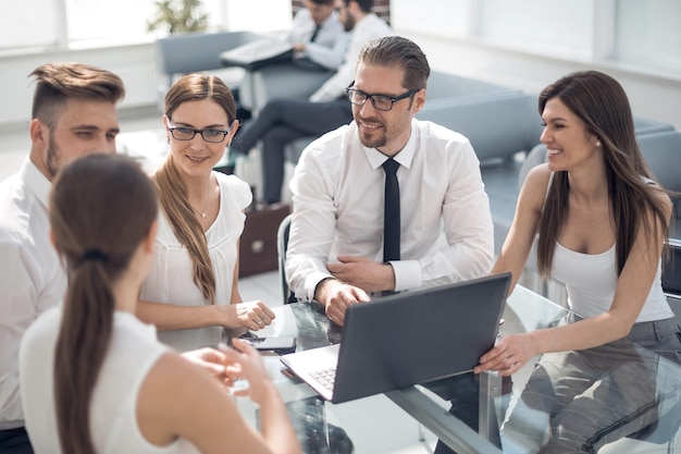 Socios comerciales discutiendo los términos del contrato reuniones y asociaciones