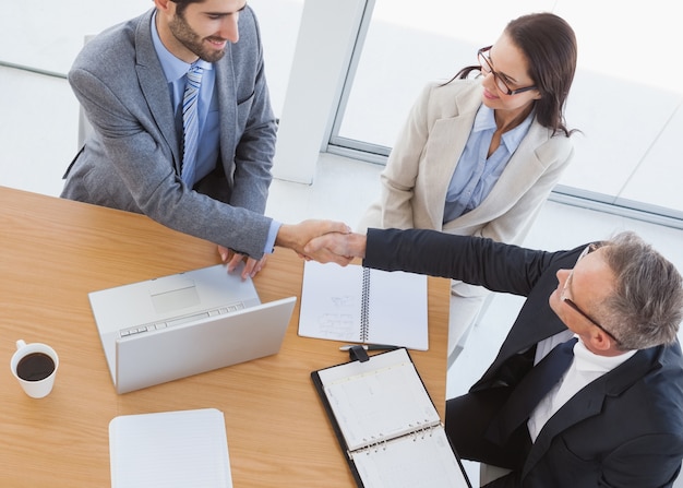 Foto socios comerciales estrecharme la mano