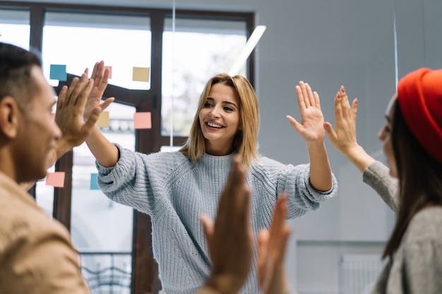 Los socios comerciales del grupo están motivados y ofrecen un acuerdo exitoso de celebración. Reunión, trabajo en equipo, negocios exitosos.