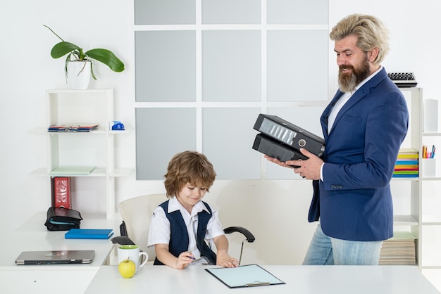 Socios comerciales niño pequeño empresario y su equipo de marketing mentor mayor reunión de intercambio de ideas ...