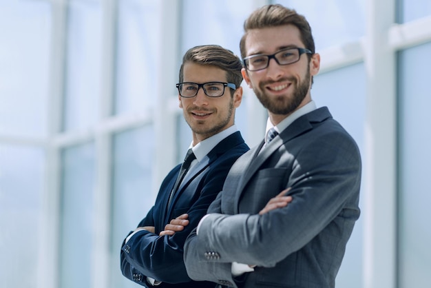 Foto socios comerciales de pie juntosfoto con espacio de texto