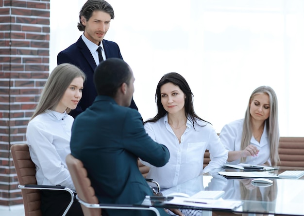 Socios comerciales que realizan un taller en la oficina.