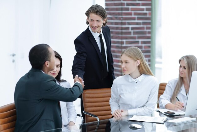 Socios comerciales que realizan un taller en la oficina.