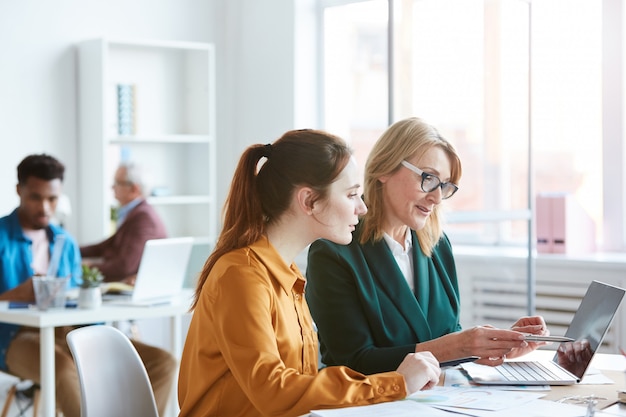 Socios comerciales que trabajan en la computadora portátil