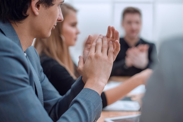 Los socios comerciales se saludan en la mesa de negociaciones