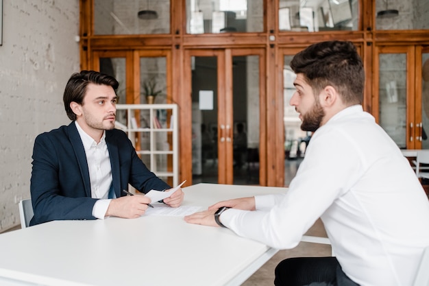 Socios discutiendo negocios en la oficina