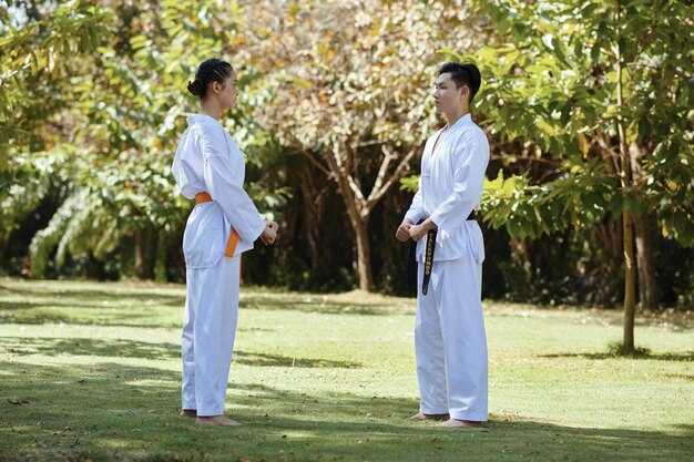 Foto socios de entrenamiento de taekwondo