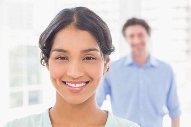 Socios de negocios casuales sonriendo a la cámara