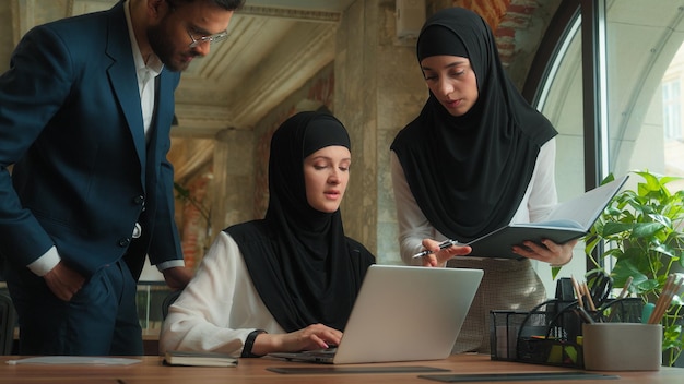 Socios de negocios compañeros de trabajo hombre de negocios árabe mujeres musulmanas en hijab mujeres de negocios consulta