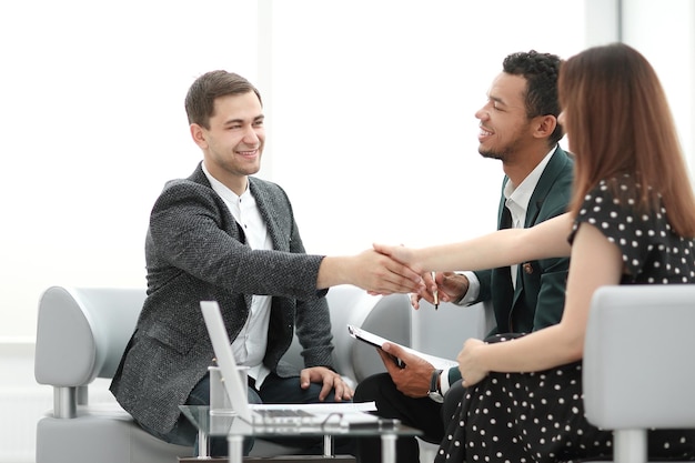 Foto socios de negocios jóvenes estrecharme la mano antes de iniciar una reunión de negocios