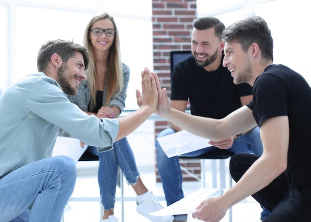 Foto socios de negocios de raza mixta discutiendo el nuevo plan de proyecto oficina moderna